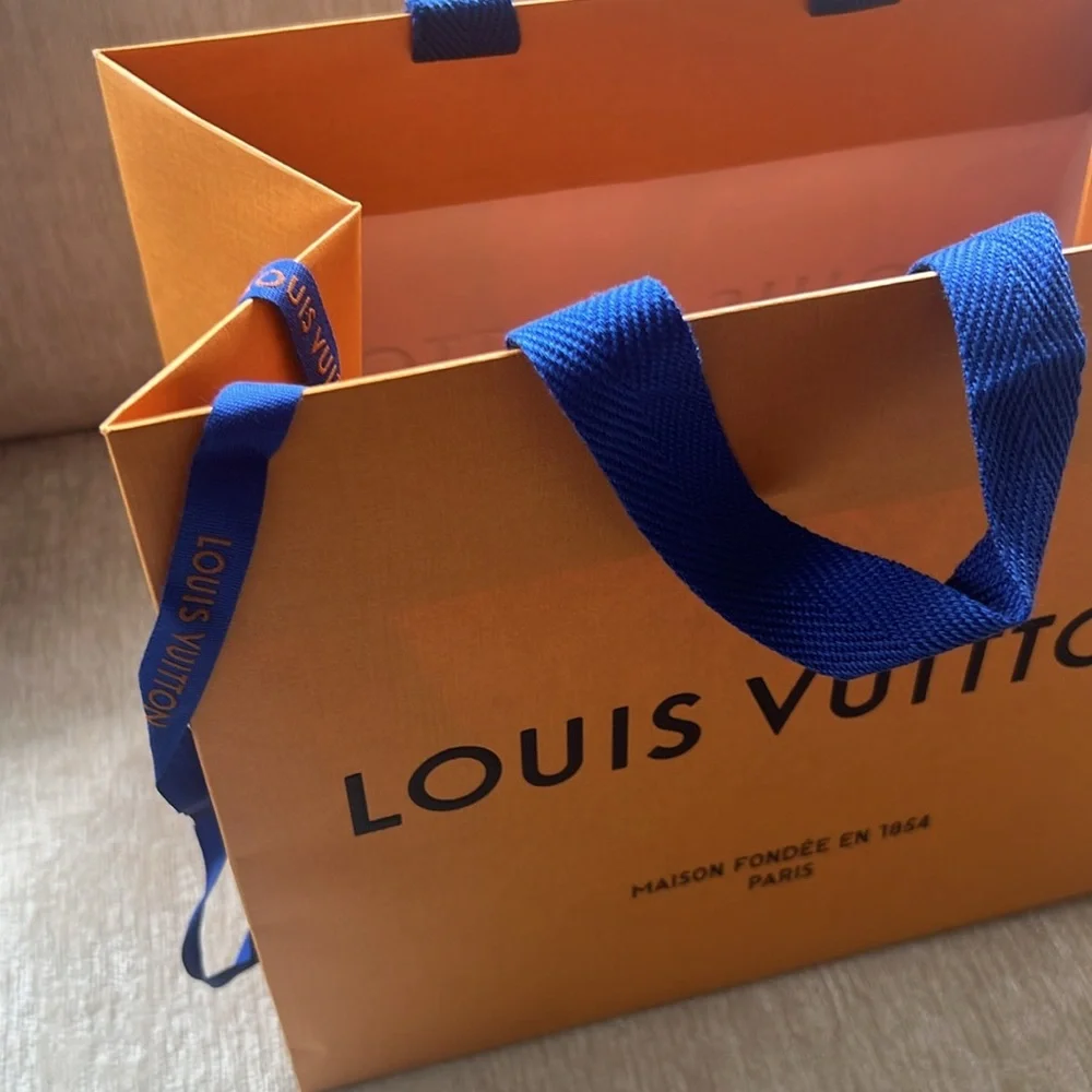 Bundle of original Gucci, Louis Vuitton, Chanel, St. John Luxury bags. - Picture 3 of 9